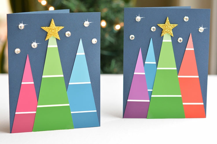 zwei Karten mit bunten Tannenbäumen aus Farbproben, Glasperlen als Sterne, Grußkarten Weihnachten