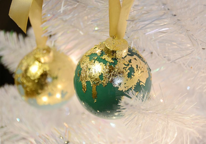 grüne und blaue Kugeln, goldene Schleifen und goldene Dekorationen, Weihnachtskugeln bemalen
