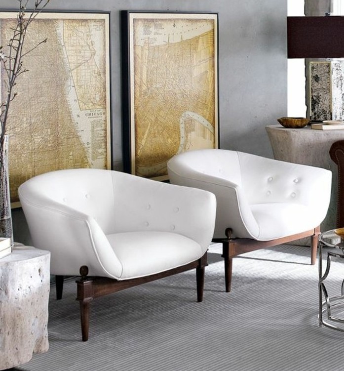zwei Sessel in weißer Farbe, ein grauer Teppich, Landkarte als Bilder, Wohnzimmer Weiß Grau