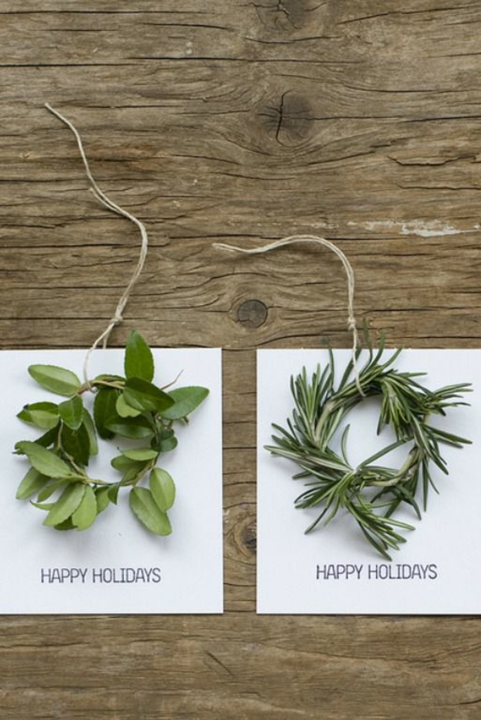 weiße Karten, grüne Zweige, Happy Holidays geschrieben, Weihnachtskarten Design