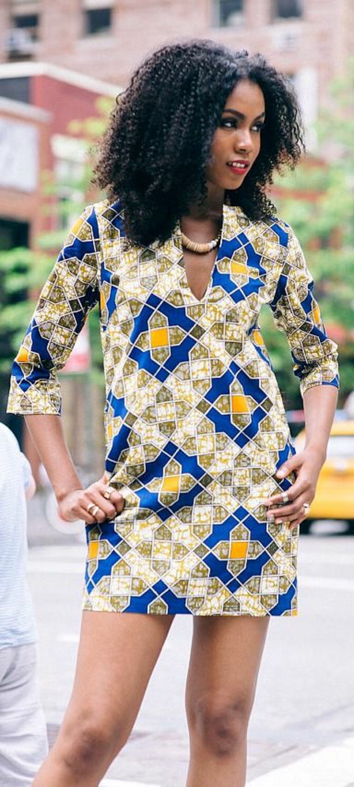 afrikanische kleider idee, kurzes kleid mit blau gelber deko, große haare