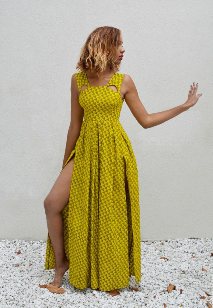 orientalische stoffe mit afrikanischer print, krasse gelbe farbe, der bein draußen zeigen, moderne frau, blonde haare