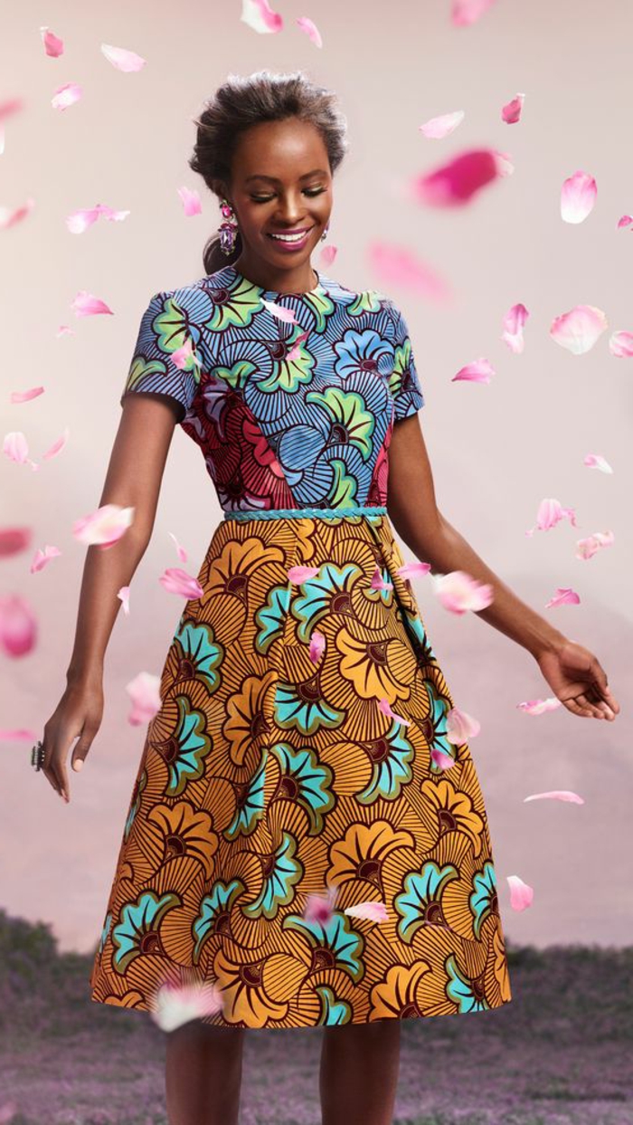 afrikanische kleider und kleidungsstück kombinationen, das gleiche muster in verschiedenen farben als ganzes outfit gestalten, lächelnde frau umgeben von fliegenden blumen