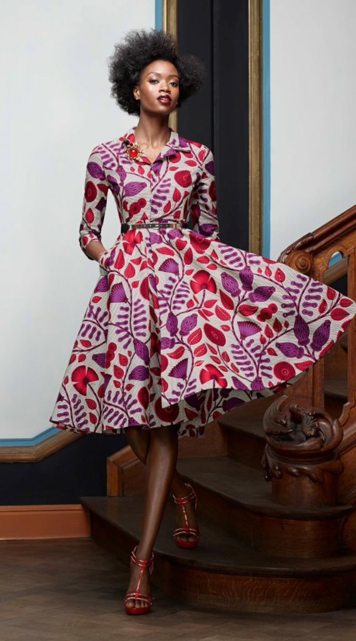 afrikanische kleider ideen, ein grauer stoff mit bunten lila und rosa dekorative blätter, afrofrisur für frauen, bild an der treppe