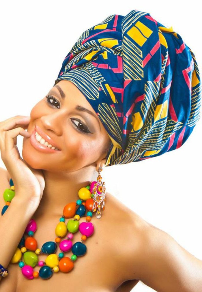 afrikanische muster und stilideen für damenmode, kopftuch, turban in gesättigten bunten farben, große kette am hals