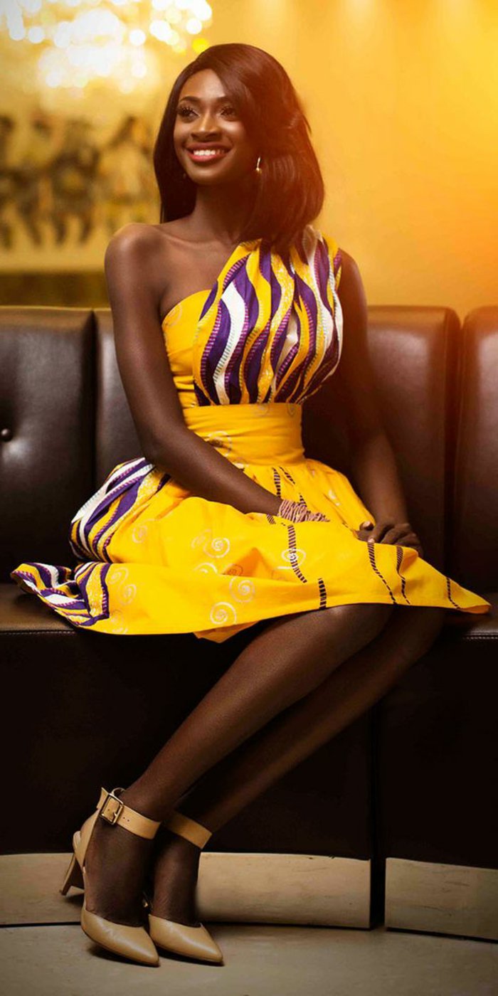 afrikanische muster ideen zu besonderen anlässen, elegante frau mit gelbem kleid und prächtige dekorationen