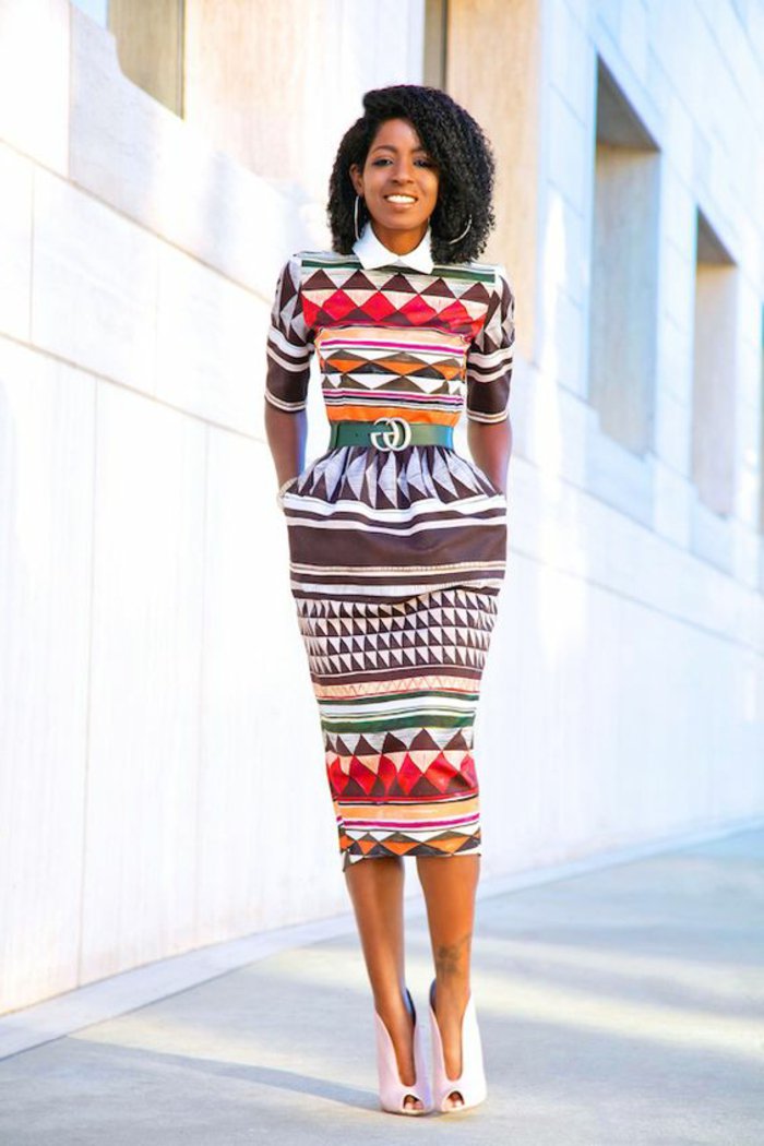 geometrische afrikanische muster am kleid einer modernen businessfrau, gürtel von gucci, großes lächeln, unterknie langes kleid