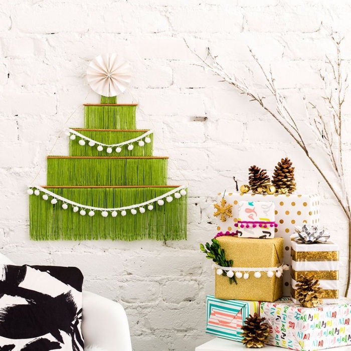 alternativer weihnachtsbaum basteln, weiße wand, grüne fransen, baumspitze aus papier