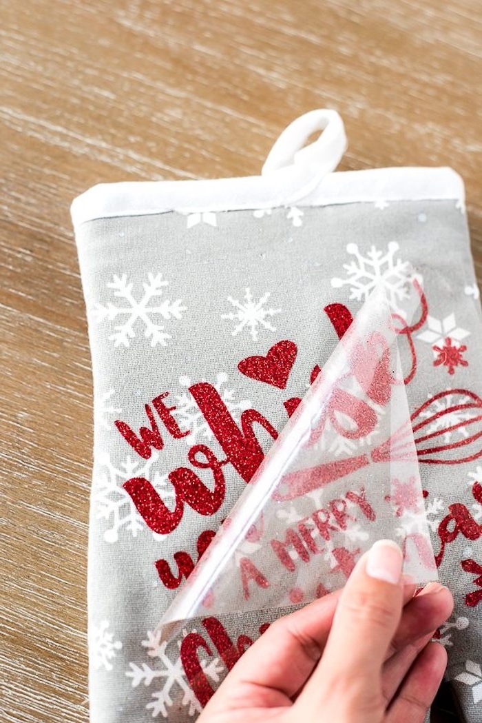 Backhandschuh mithilfe einer Schablone dekorieren, mit Weihnachtsmotiven, DIY Ideen für Weihnachtsgeschenke 