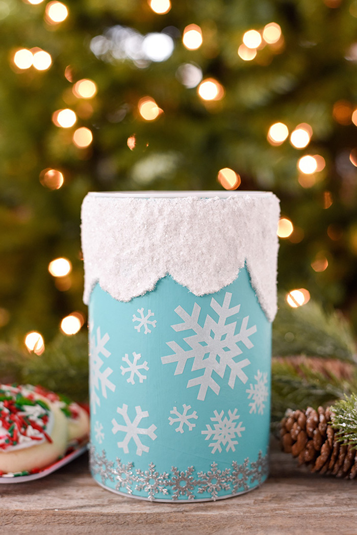 Schöne blaue Schachtel mit weißen und silbernen Schneeflocken für Süßigkeiten oder kleine Geschenke 