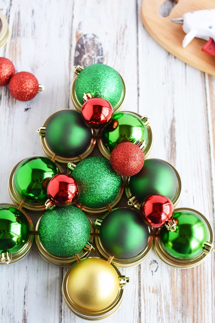 weihnachtsdeko basteln, rote und grüne weihnachtskugel, diy bastelanleitung, christbaum