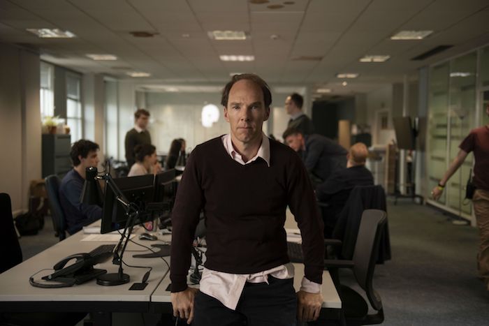 Benedict Cumberbatch - der schauspieler, der Dominic-Cummings im neuen Brexit Film verkörpert, schreibtisch  im büro mit lampen, ein mann mit einem braunen pullover und einem pinken hemd