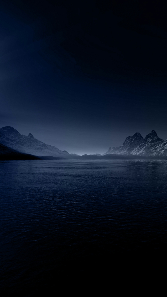 schöne Hintergrundsbilder, mit Schnee bedeckte Berge, ein glattes Wasser von Meer, dunkelblauer Himmel