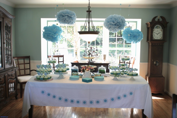 blaue Papierblume, weiße Tischdecke, blaue Süßigkeiten, blaue Teller, Geburtstagsdeko für einen Jungen