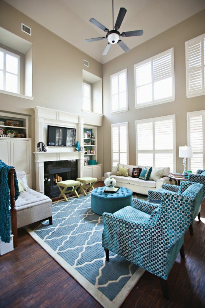 blauer Teppich, blaue Sessel, eine Couchtisch in blauer Farbe, Diele am Boden, Wandgestaltung für Wohnzimmer