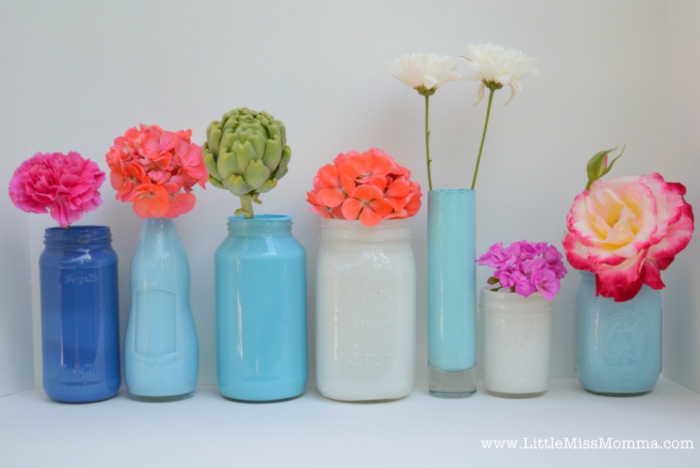 weiße und blaue Vasen, rosa und orange Blumen, Tischdeko für Geburtstag, herrliche Vasen
