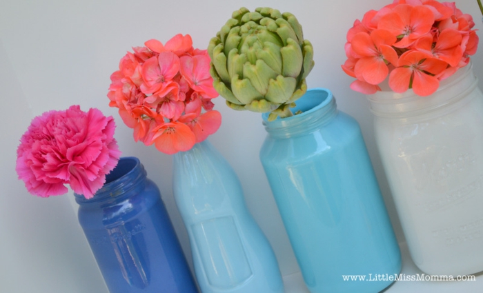 blaue Vasen, bunte Blumen in rosa, oranger und grüner Farben, Tischdeko Geburtstag selber machen