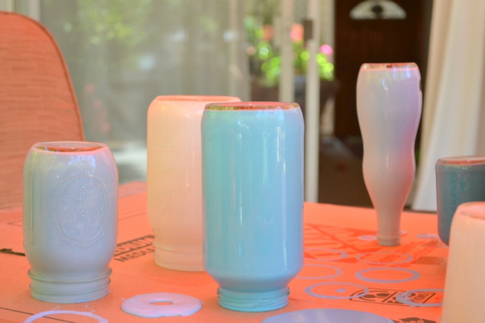 weiße und blaue Vasen färben und die überflüssige Farbe ausgießen lassen, Tischdeko Geburtstag selber machen