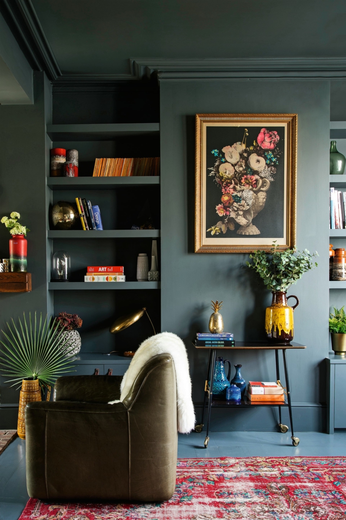 blaue Wandfarbe, Wandgestaltung für Wandfarbe, viele Wandregale, schwarzes Bild mit bunten Blumen
