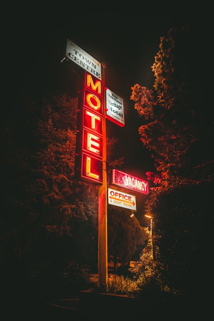 motel, wald, leuchtende schild, hintergrundbilder kostenlos finden, ideen für jedes handy background