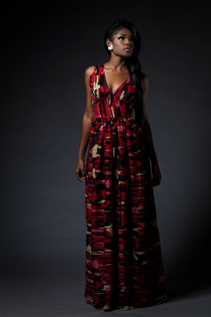 kaftan afrikanische kleidung ideen, langes kleid in überwiegend roter farbe, frau an dunklem hintergrund
