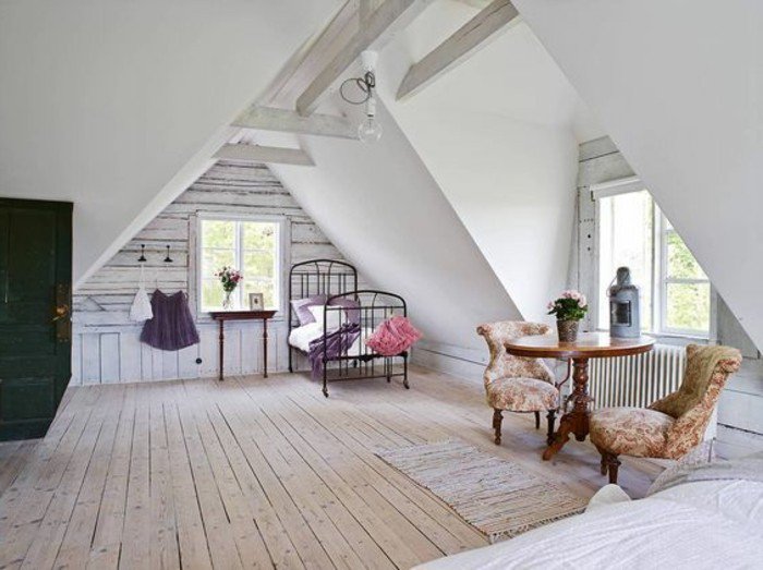 kleines Wohnzimmer einrichten, eine Dachwohnung mit einem Zimmer, ein runder Tisch mit zwei Sessel, 
