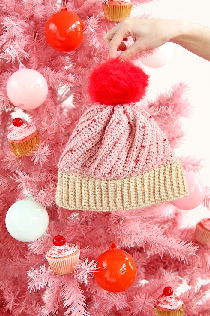 Mütze selber stricken als Cupcake, mit großer roter Bommel, DIY praktisches Weihnachtsgeschenk für Freundin 