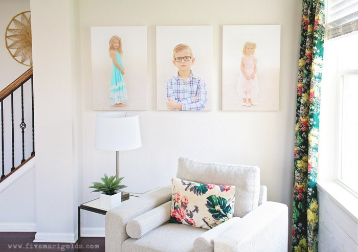 weiße Wandfarbe, drei Fotos von den Kindern in der Familie, ein weißer Sessel, Wandgestaltung für Wohnzimmer