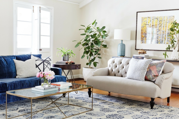 ein blaues Sofa und ein beiges Sofa, ein alter Teppich, Wanddeko Wohnzimmer, ein schönes Bild