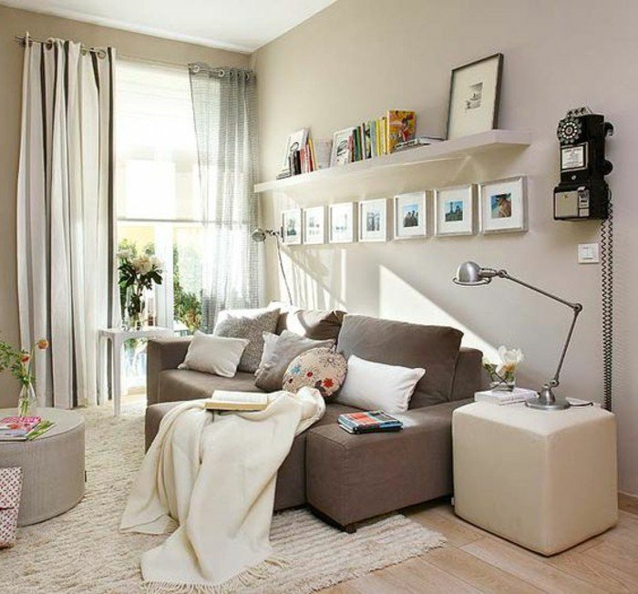 braunes Sofa, bunte Kissen, viele kleine Bilder, schwarz weiße Vorhänge, eine große Stehlampe, ein weißer Teppich, kleines Wohnzimmer einrichten