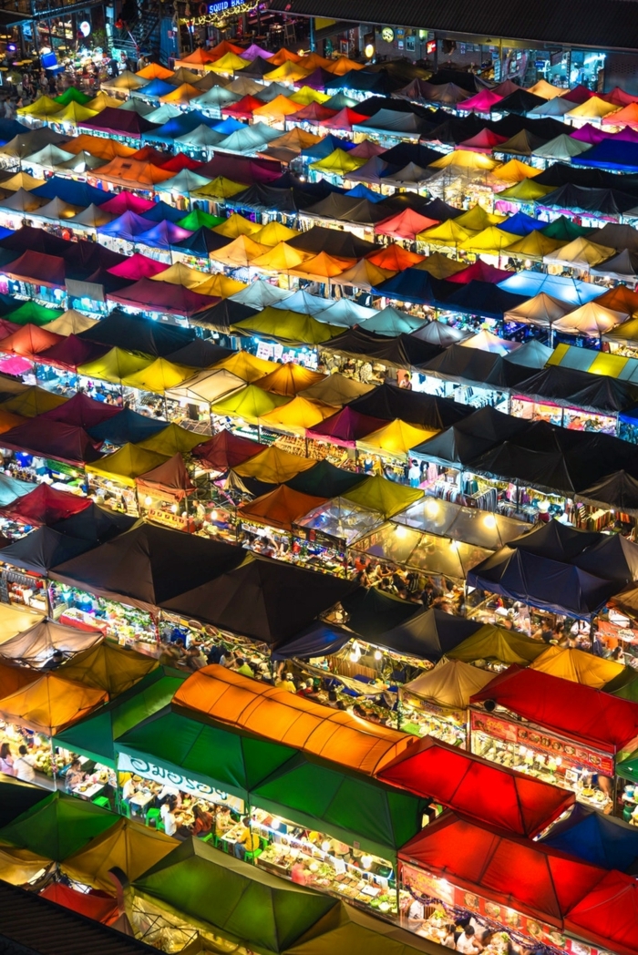 bunte Zelte, helle Lichter, ein Festival mit vielen kleinen Geschäfte, Bildschirmhintergrund in knalligen Farben