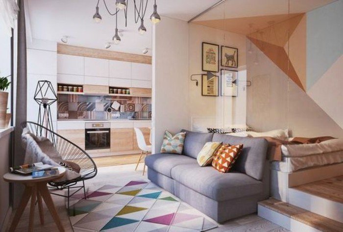 Teppich mit geometrischen Muster, die Kissen ebenso, vier kleine Bilder, graue Couch, Einrichtungsideen Wohnzimmer