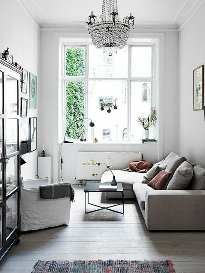 weiße Wandfarbe, graue Eckcouch, ein niedriger Tisch, Diele, ein schwarzes Regal, Einrichtungsideen Wohnzimmer