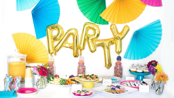 goldene Ballons, die Party sagen, binte Fächer, gesunde Snacks, ein Orangensaft, weißer Tisch, 50 Geburtstag Mann