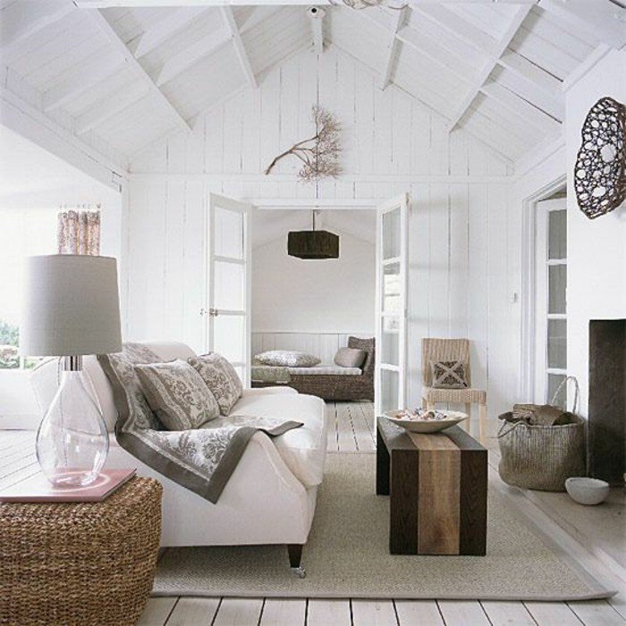 ein weißes Sofa, ein grauer Teppich, ein Tisch aus Holz, eine weiße Wandfarbe, Wohnideen Wohnzimmer