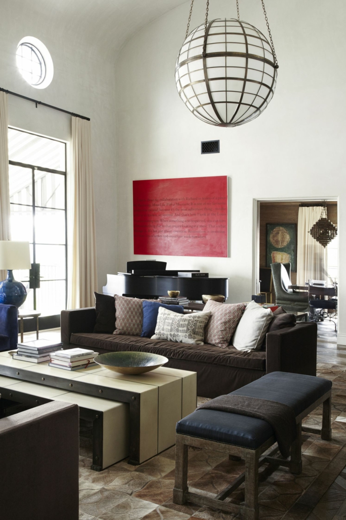 weiße Wandfarbe, braunes Sofa, ein weißer Tisch, ein rotes Wandbild, eine Lampe, Wohnzimmer Farben