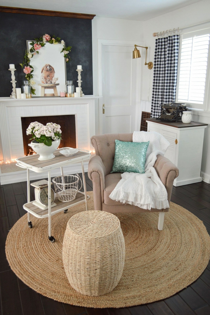 ein Kamin in weißer Farbe, ein Spiegel über dem Kamin, ein runder Teppich, Wohnzimmer Farben