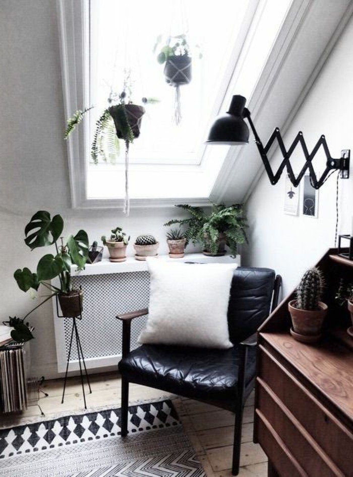 ein Fenster in einer Dachwohnung, ein schwarzer Sessel, ein weißes Kissen, Wohnzimmer gestalten