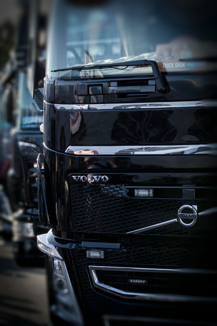 ein Lastkraftwagen von Volvo in schwarzer Farbe, Bildschirmhintergrund für Fans von Autos