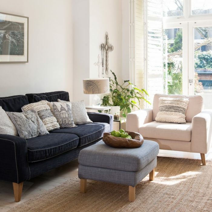 weiße Wandfarbe, Wohnzimmer Farben, ein blaues Sofa, ein weißer Sessel, schwarz weiße Kissen