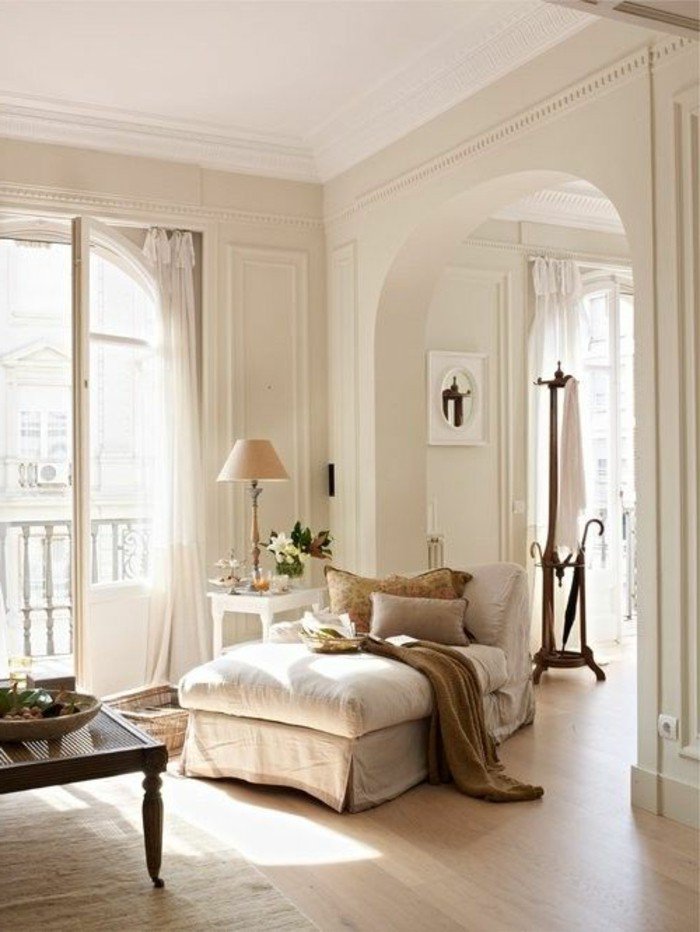 ein helles Wohnzimmer gestalten, ein beiges Sessel, ein Laminatboden, hohe Türen, eine Stehlampe