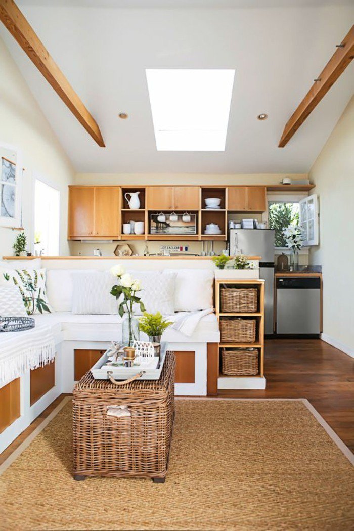 ein brauner Teppich, Rattantisch, rustikales Ambiente, eine Eckcouch, Wohnzimmer gestalten
