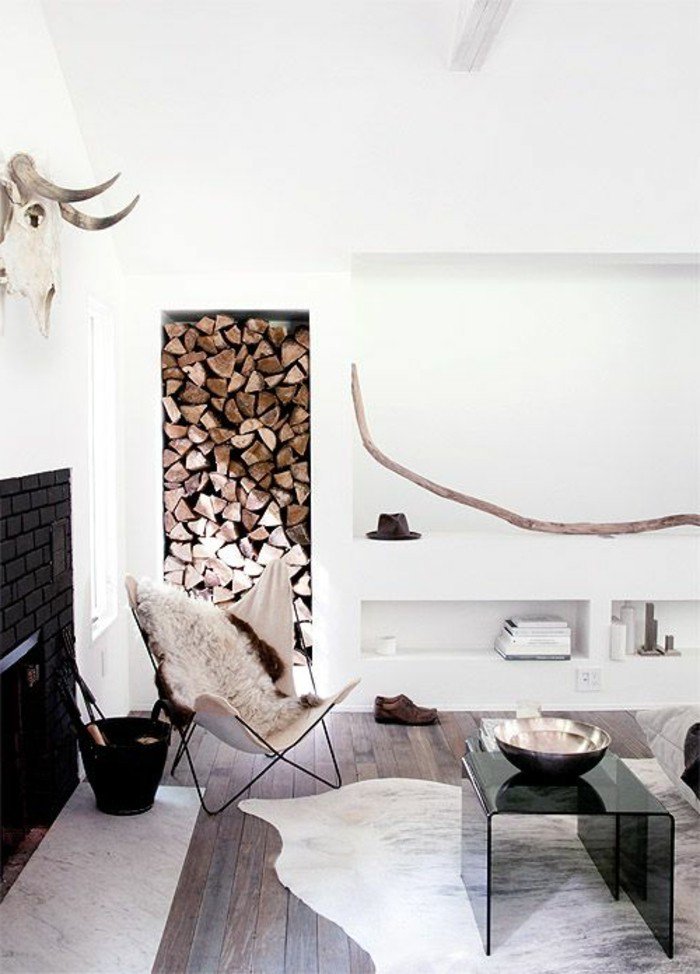 ein Kamin mit schwarzen Backsteinen, ein Sessel, Holz an der Wand, Diele am Boden, Wohnzimmer gestalten