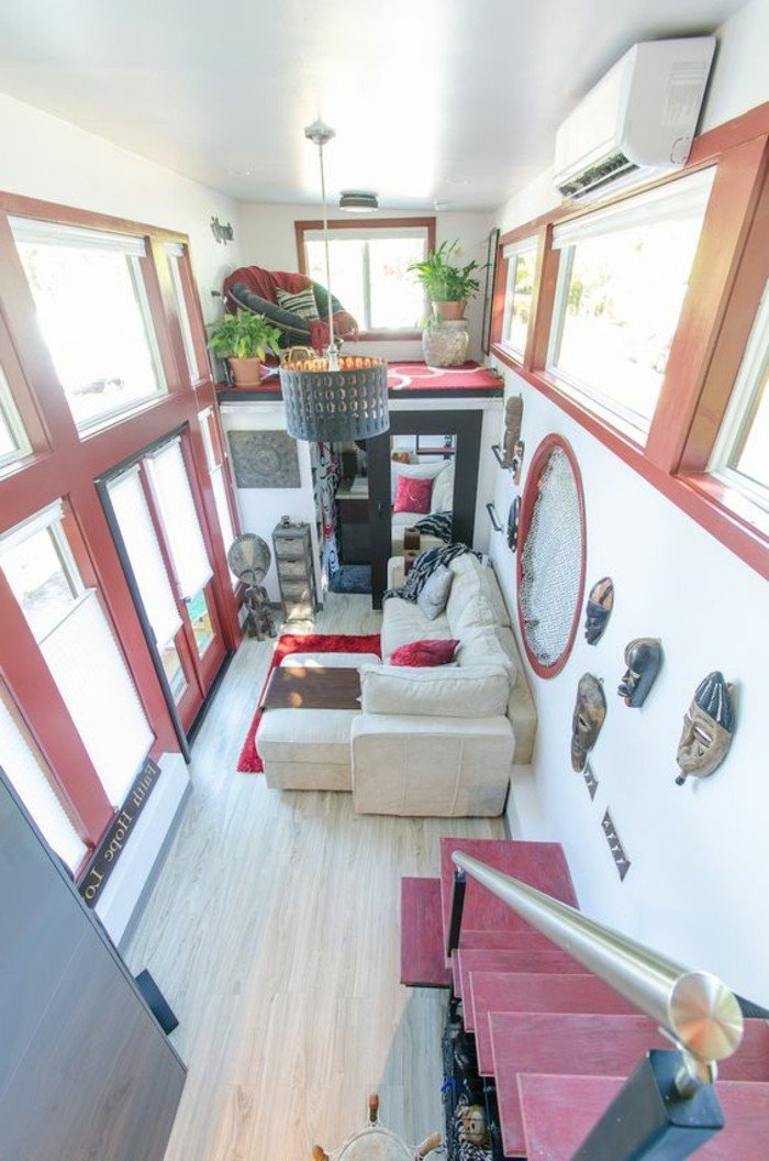 ein weißes Sofa, roter Teppich, ein Spiegel, eine Pendellampe, rote Treppen, Laminat Boden, 