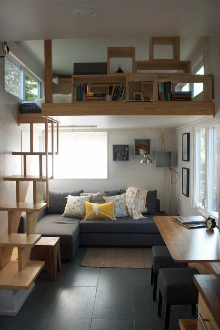 ein graues Sofa, eine Wohnung auf zwei Stöcke, ein grauer Boden mit Fliesen, kleines Wohnzimmer gestalten
