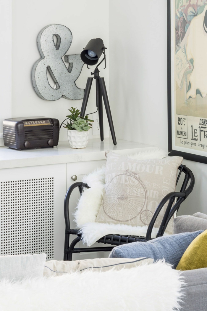 weiße Wandfarbe, ein schwarzer Sessel mit weißem Kissen, Wohnzimmer Ideen Wandgestaltung