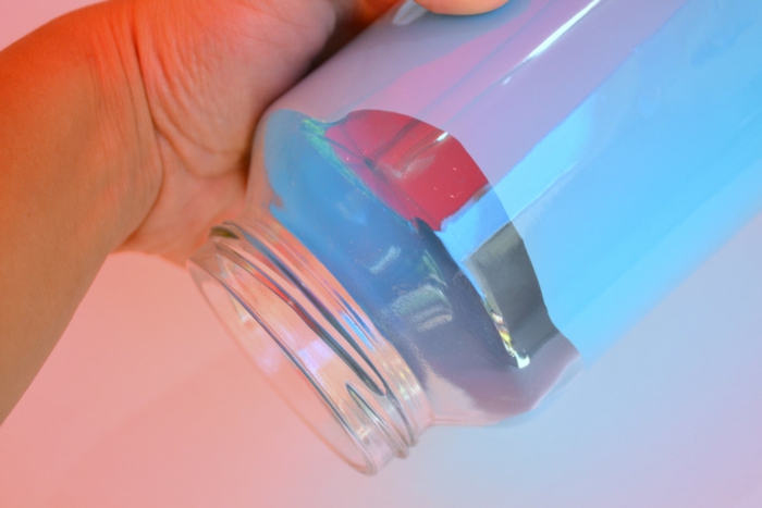 eine Anleitung, wie Sie das Weckglas färben in blauer Farbe, Tischdeko Geburtstag selber machen