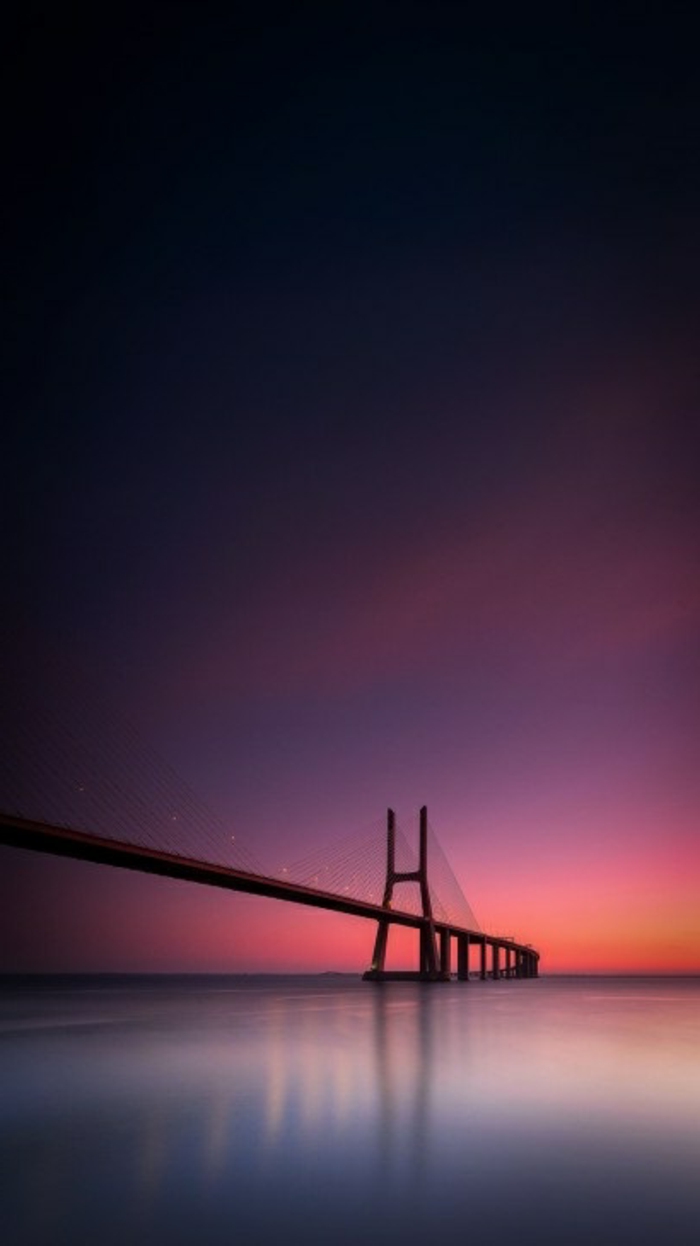 eine lange Brücke beim Sonnenaufgang, der im Wasser widerspiegelt, coole Hintergrundbilder