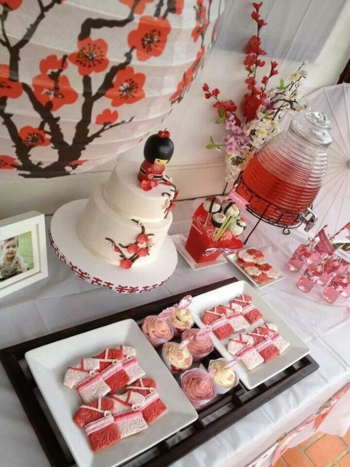 rosa und gelbe Süßigkeiten, wie Sakura Blätter, japanische Kirschblüte, eine Torte mit japanischen Motiven, Geburtstagsdeko