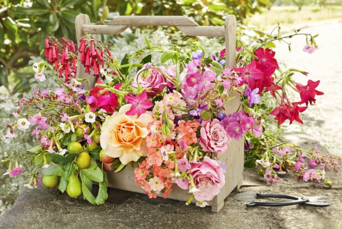 Geburtstagsdeko, rosa und orange Blumen, in einem Blumenkasten aus Holz, Geburtstag im Frühling